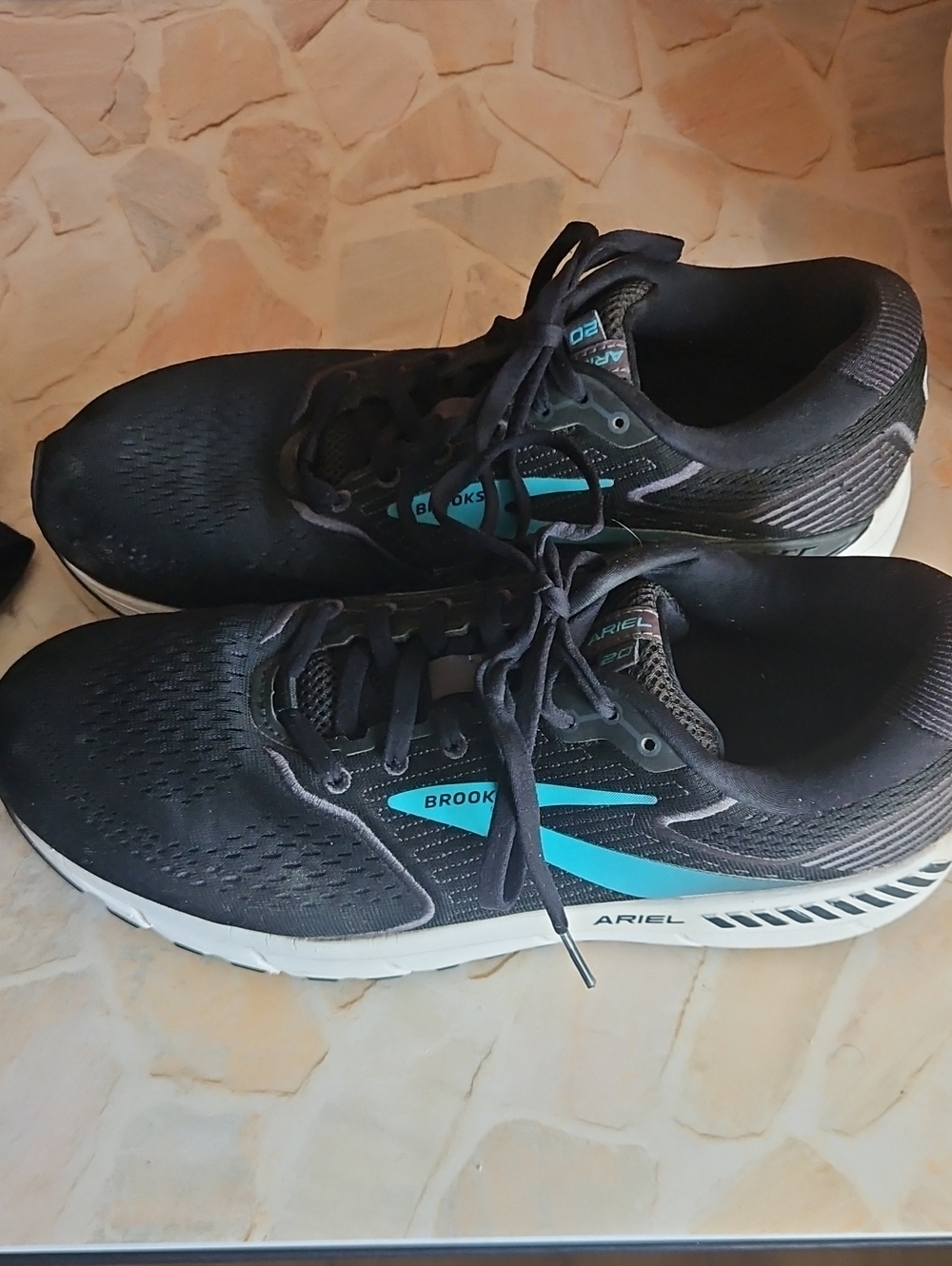 Brooks Ariel 20 Women's Black with Teal Accent Running Shoes - Size 13